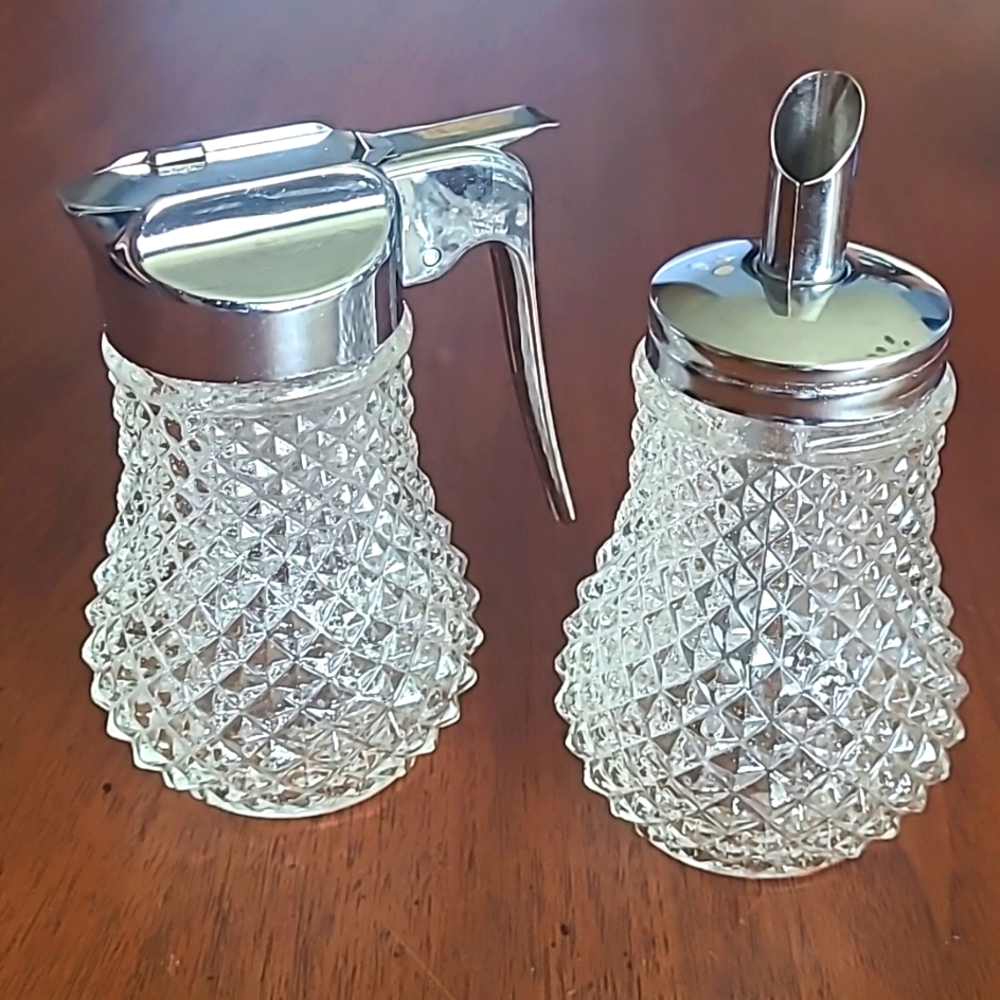 VINTAGE DIAMONDPOINT SUGAR AND CREAMER. 4 IN TALL.